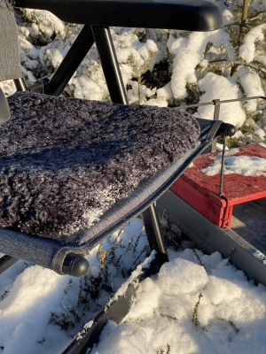 Fårskinnsdyna Curly stolsdyna Ull Ulldyna fårskinn stolstillbehör campingtillbehör camping inredning förtältsinredning tältinred