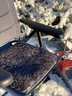 Fårskinnsdyna Curly stolsdyna Ull Ulldyna fårskinn stolstillbehör campingtillbehör camping inredning förtältsinredning tältinred