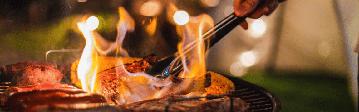 Investera i en bra campinggrill till sommarens camping och äventyr