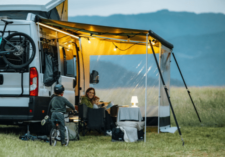 Boxmarkis monteras enkelt på väggen eller taket på din campingvan