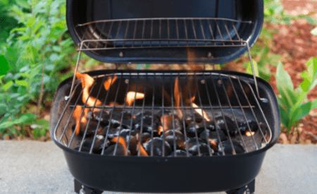 Smidig kolgrill, perfekt till matlagningen under husvagnssemetern.