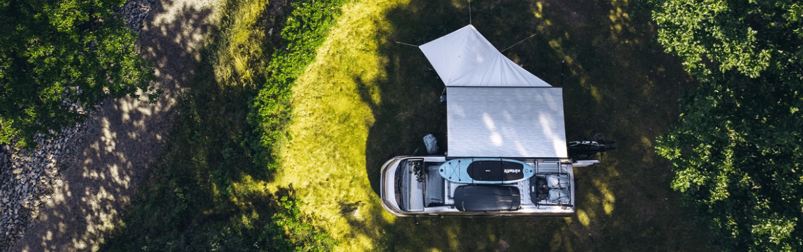 Få behagligt skydd under campingsemestern med rätt markis för din husvagn eller husbil