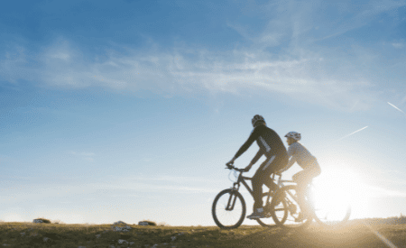 Vänner cyklar i solig sommarmiljö