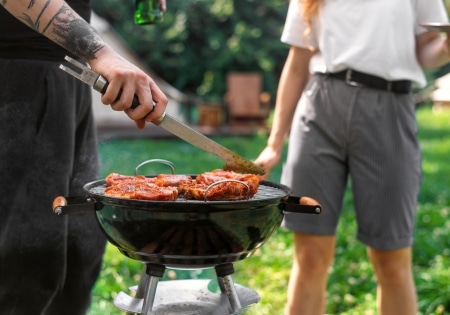 Med en bra campinggrill kan du laga riktigt god mat på campingen