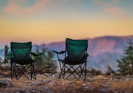Investera i effektiva hopfällbara campingstolar till campingsemestern